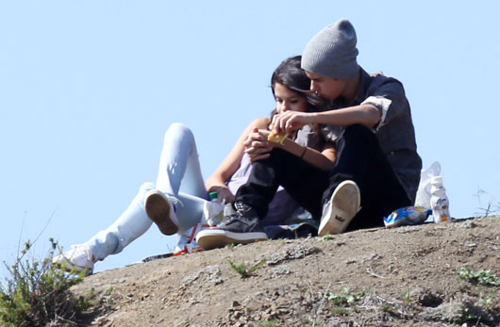  Justin and Selena eating subway on a đồi núi, hill ☺