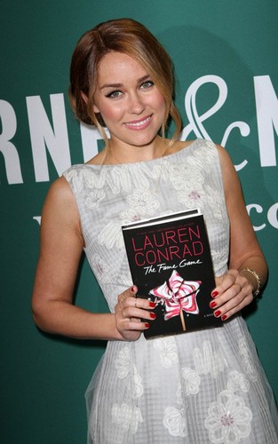  Lauren Conrad at her book signing for 'The Fame Game'
