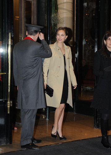  Leaving her hotel to attend Dior رات کے کھانے, شام کا کھانا in Paris, France (April 3rd 2012)