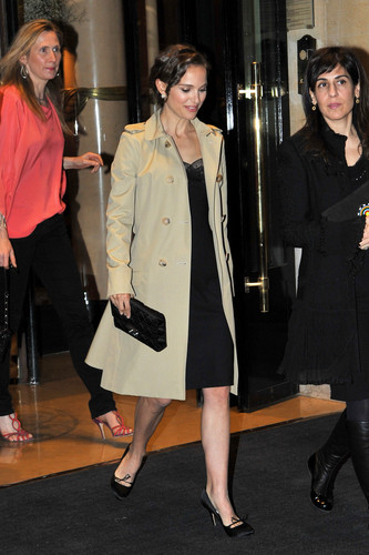  Leaving her hotel to attend Dior avondeten, diner in Paris, France (April 3rd 2012)