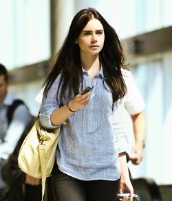  Lily Collins-At شارلٹ Douglas Airport In Wilmington (07.04)