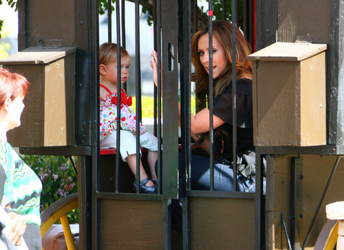  On The Set Of The Client lijst in Los Angeles [3 April 2012]
