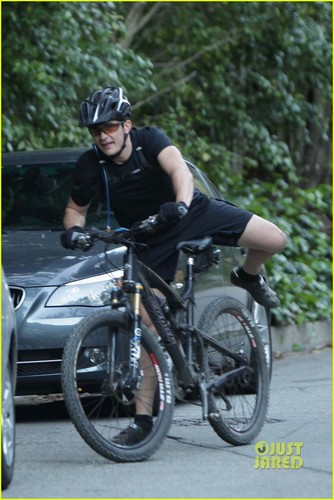  Orlando Bloom: Biker Shorts in Hollywood Hills