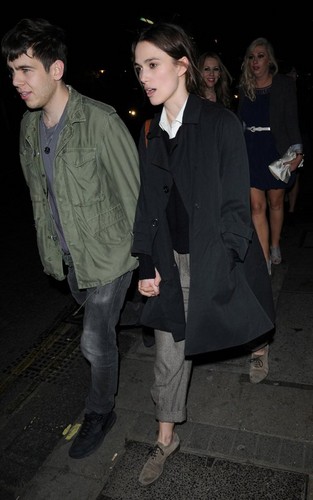  Out in Londres - April 4, 2012