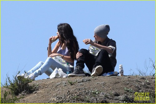 Selena Gomez: Subway Sandwiches with Justin Bieber!