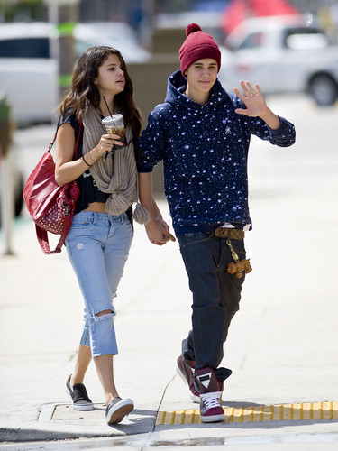  Selena Gomez and Justin Bieber 사랑 날짜 at Panera 빵