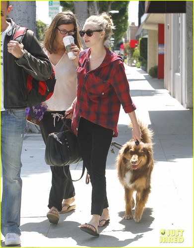  Amanda Seyfried & Finn: Doggy hari Out!