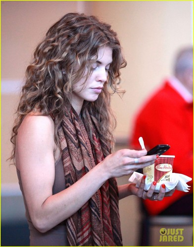  AnnaLynne McCord & Dominic Purcell: Airport Kisses!