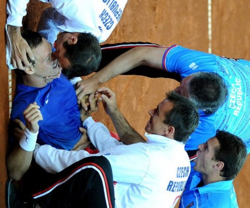  Berdych and Stepanek : artificial respiration au kiss :-) ?