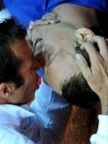  Berdych and Stepanek : artificial respiration of kiss :-) ?!