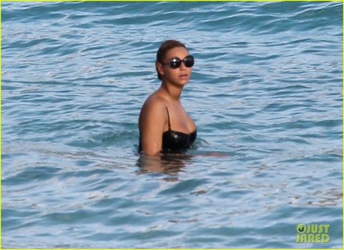  Beyonce & Jay-Z: Sunny strand Day!