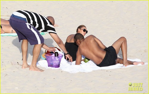 Beyonce & Jay-Z: Sunny Beach Day!