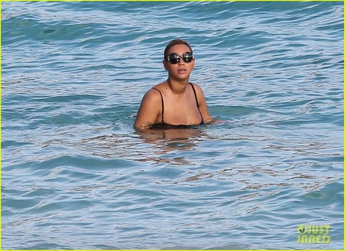  Beyonce & Jay-Z: Sunny strand Day!
