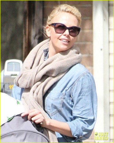  Charlize Theron: Little Dom's Lunch with Baby Jackson!