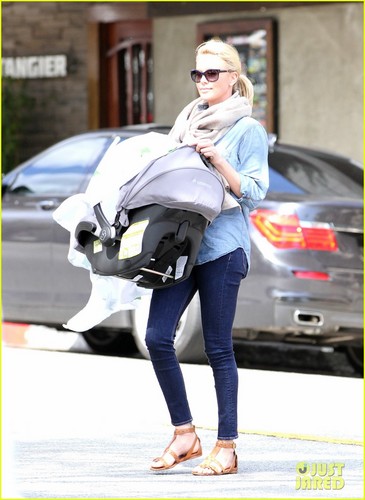  Charlize Theron: Little Dom's Lunch with Baby Jackson!