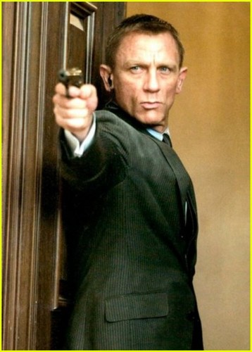  Daniel Craig: New 'Skyfall' Pics!