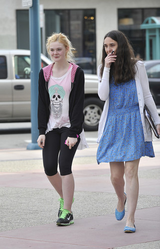  Elle leaving dance class in Studio City (12 April 2012)