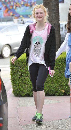 Elle leaving dance class in Studio City (12 April 2012)