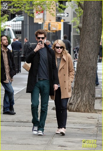  Emma Stone & Andrew Garfield Cuddle in the City!