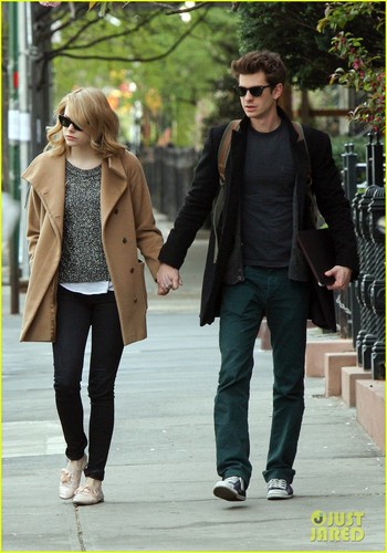  Emma Stone & Andrew garfield Cuddle in the City!