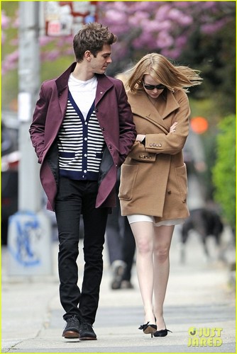  Emma Stone & Andrew গার্ফিল্ড Stroll In the City