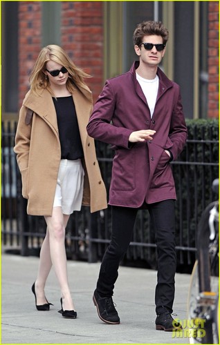  Emma Stone & Andrew ガーフィールド Stroll In the City