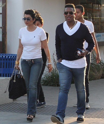  Jaafar with his bro Jermajesty, stepmom and dad out in malibu