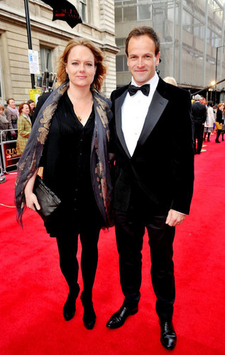  Jonny Lee Miller attends the 2012 Olivier Awards at The Royal Opera House on April 15, 2012 Luân Đôn