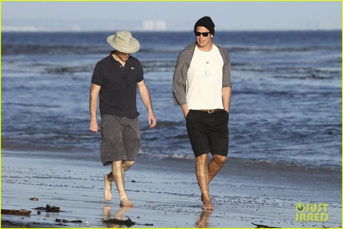  Josh Hartnett: Barefoot strand Stroll!