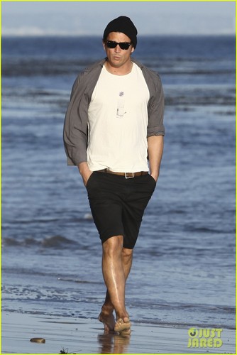 Josh Hartnett: Barefoot Beach Stroll!