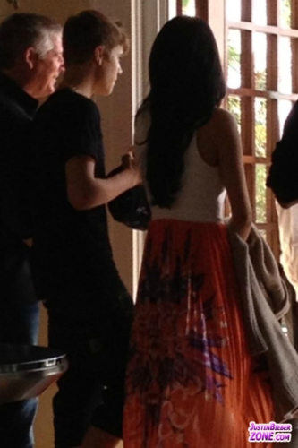  Justin and Selena Checking Into Hotel (April 14)