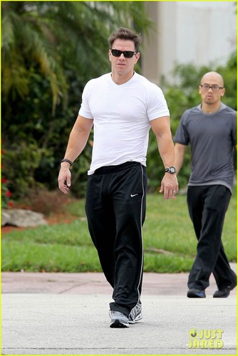 Mark Wahlberg: Shirtless at the Pool