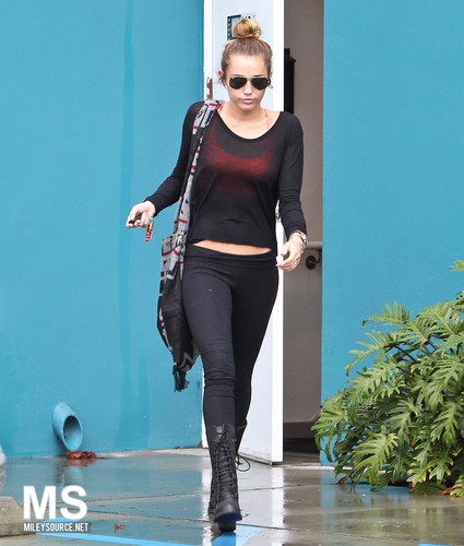  Miley - 13/04 At Winsor Pilates In West Hollywod