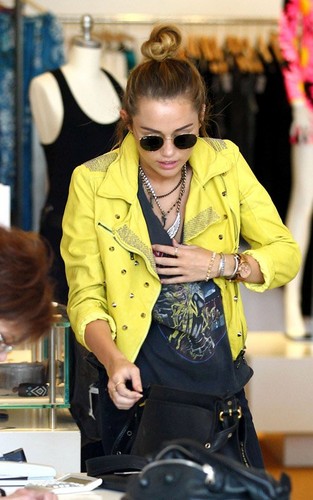  Miley - Shopping with Tish in Calabasas [10th April]