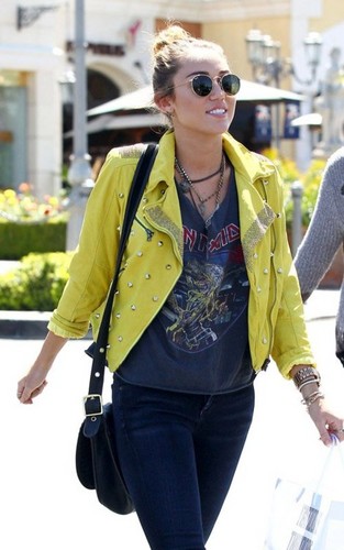  Miley - Shopping with Tish in Calabasas [10th April]