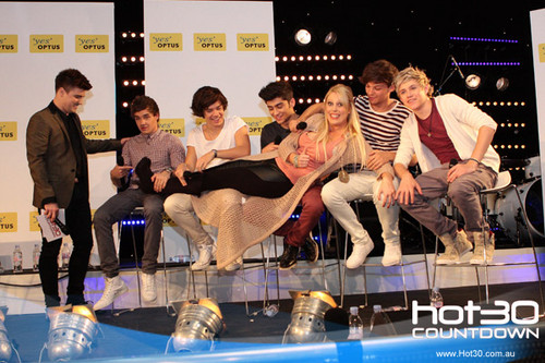  One Direction Co-Host 'Hot 30 Countdown' radio mostrar 11.4.2012
