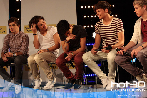  One Direction Co-Host 'Hot 30 Countdown' radio 表示する 11.4.2012
