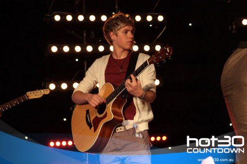  One Direction Co-Host 'Hot 30 Countdown' radio 显示 11.4.2012