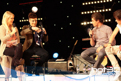  One Direction Co-Host 'Hot 30 Countdown' radio hiển thị 11.4.2012