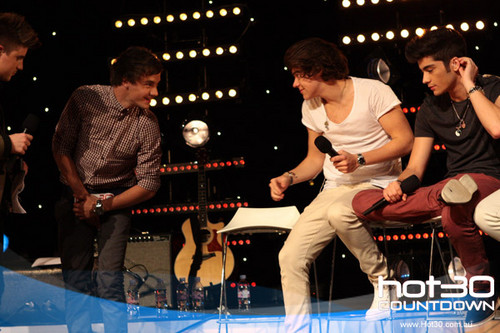  One Direction Co-Host 'Hot 30 Countdown' radio 显示 11.4.2012
