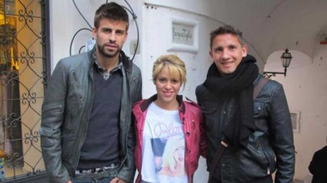 Piqué y Shakira junto al futbolista uruguayo Gastón Ramírez en Italia