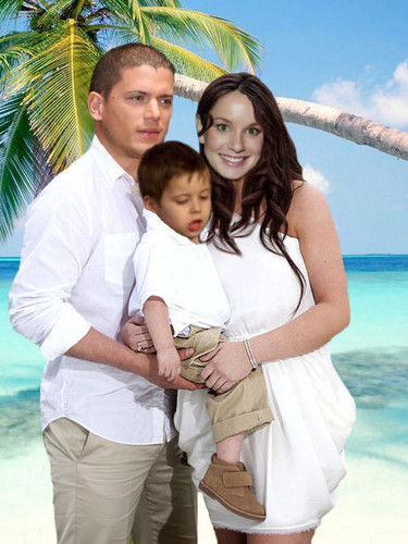  Prison Break - Michael and Sara with their son MJ