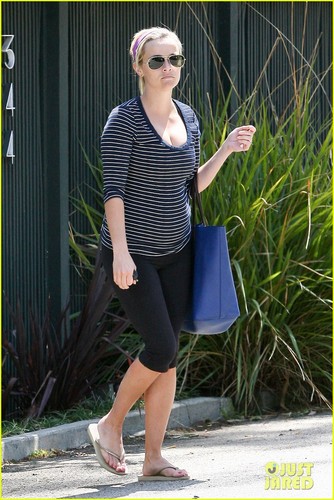  Reese Witherspoon: Baby Bump At the Gym
