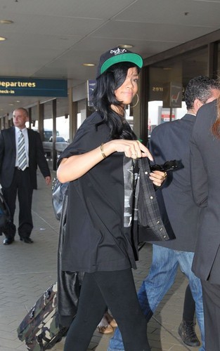 Rihanna making her way to her flight out of Sydney