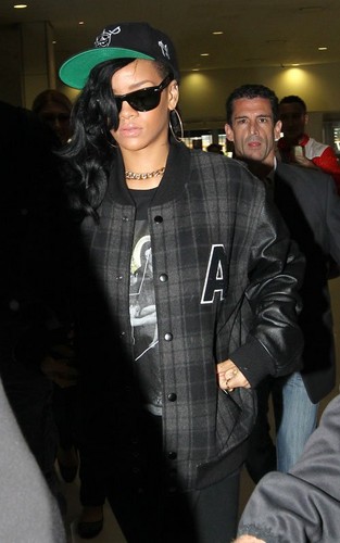  Rihanna making her way to her flight out of Sydney