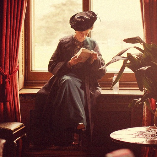  The Dowager Countess behind the scenes