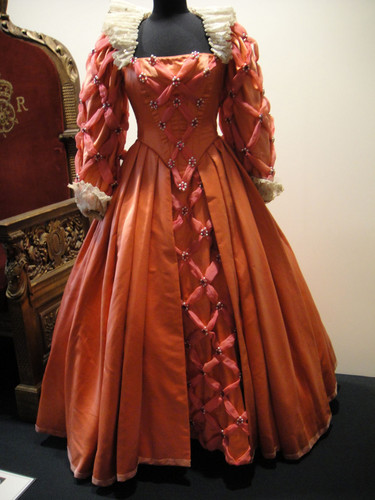  The Virgin Queen: rosa Dress