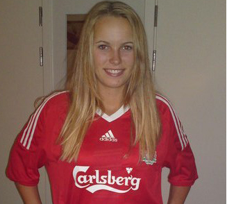 Wozniacki wears a t-shirt of Liverpool FC