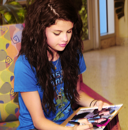  selena <3 signing a demi and her poster