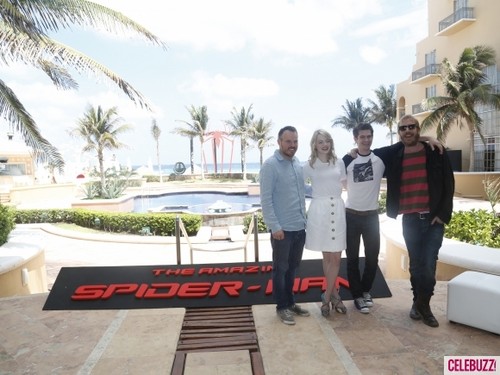  Andrew Гарфилд & Emma Stone Get Cozy ‘Amazing Spider-Man’ фото Call in Mexico